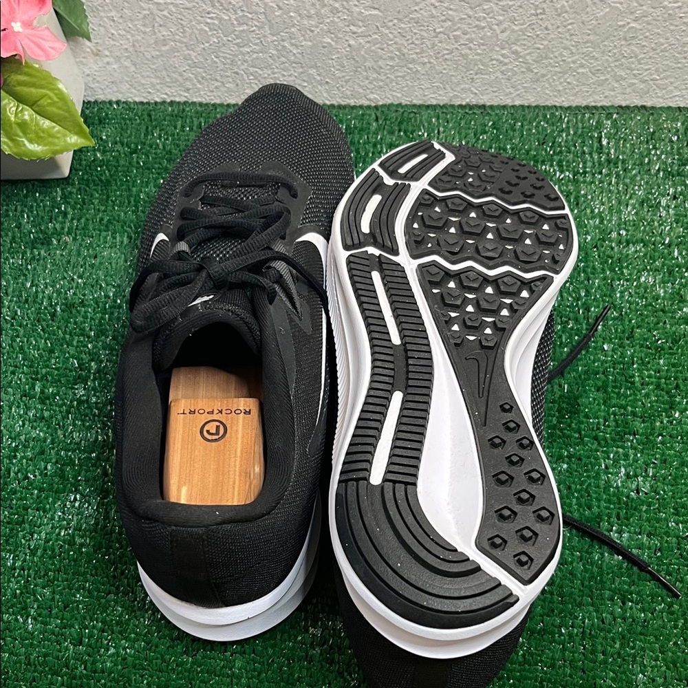 Nike Black and White Low-Top Running Sneakers - Picture 6 of 7